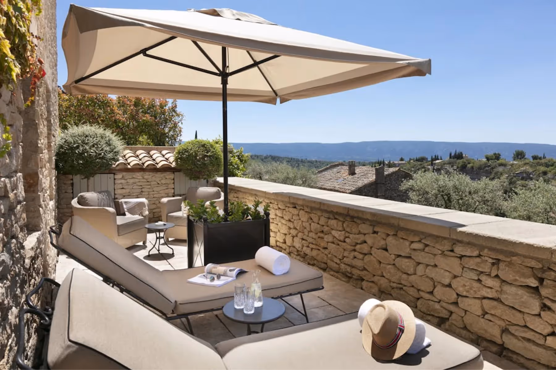 Airelles Gordes, La Bastide overview 4
