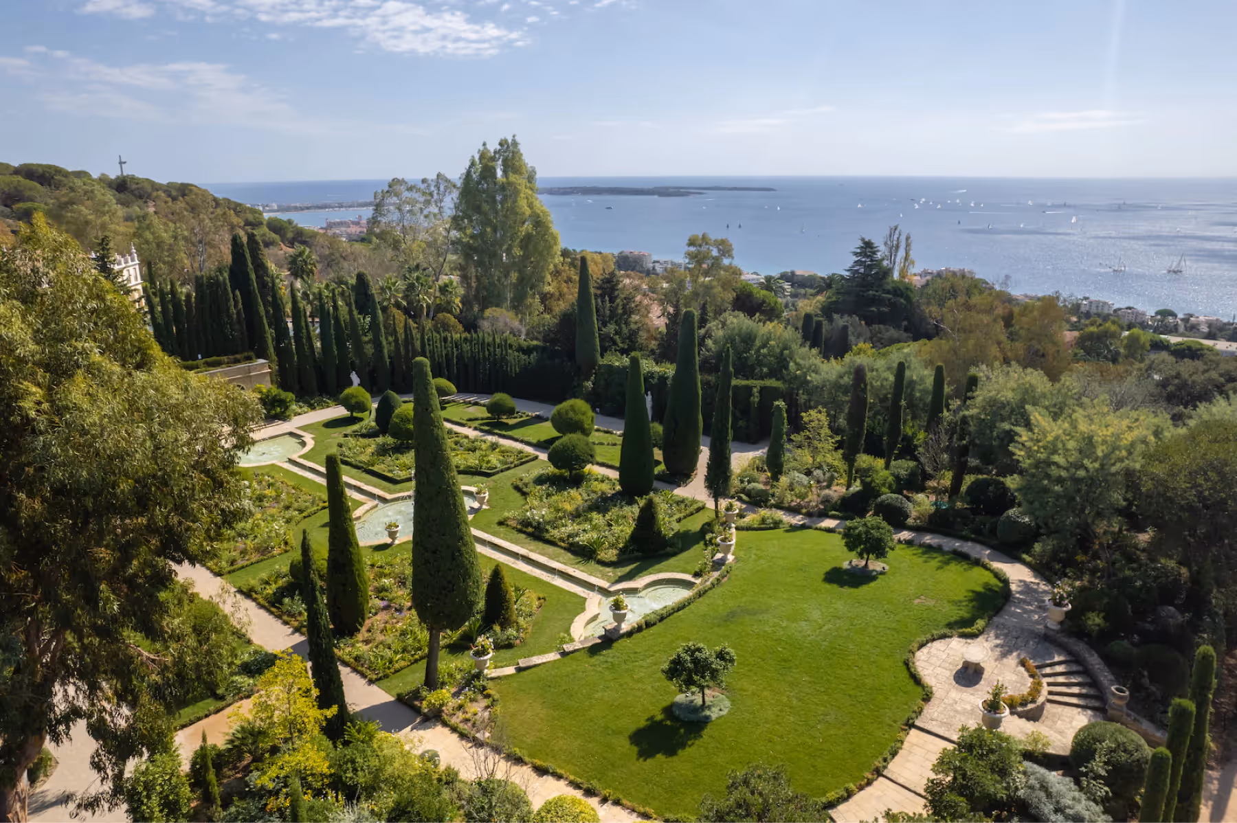 Le Château de La Croix des Gardes overview 4