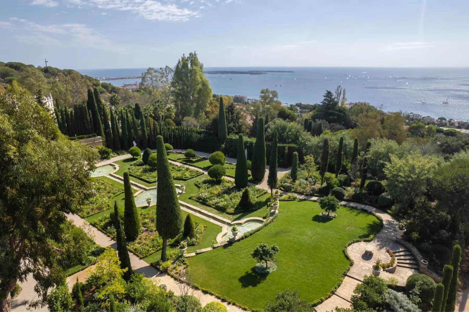 Le Château de La Croix des Gardes overview 4